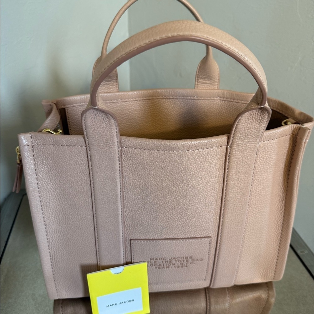 Auth Marc Jacobs Women's
The Leather Medium Tote In Rose - Picture 7 of 10
